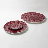 Vente en gros d'assiettes plates durables à texture de roche unique pour restaurant, fête, vaisselle déco, plateau de service en céramique rouge platon
