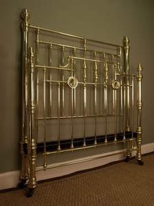 Cadre de lit en laiton massif artisanal de style antique avec tête de lit et pied de lit pour une décoration de chambre vintage de luxe - Product Image 6