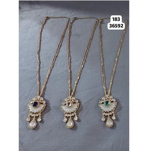 Ensemble de pendentifs Kundan les plus vendus avec collier long ras du cou et boucles d'oreilles idéales pour les grandes cérémonies disponibles au meilleur prix - Product Image 2