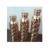 Bouteille en cuivre sur mesure au design martelé classique avec 4 verres, coffret cadeau d'affaires inclus