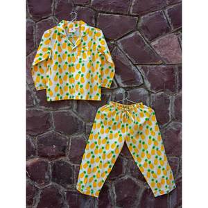 Ensemble de pyjama en coton imprimé léopard Ananaas avec haut boutonné et taille élastique - Product Image 1