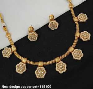 ENSEMBLE DE BIJOUX DE MARIAGE DE MARIAGE EN CUIVRE TRADITIONNEL INDIEN ET À LA MODE pour FEMMES ENSEMBLE DE BOUCLES D'OREILLES et COLLIER - Product Image 3
