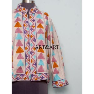 Chaqueta Acolchada de Mujer Bordada a Mano con Terciopelo Suzani, Estilo Bohemio Clásico y Elegante, Algodón Ecológico - Product Image 3