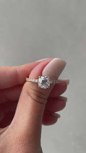 Solitario de cojín de oro puro de 18 quilates con Juego de puntas de Halo oculto, anillos de compromiso finos lujosos de diamante de laboratorio para ella, venta al por mayor OEM - Product Image 4