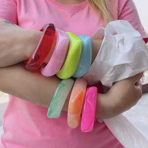 Brazalete de resina azul y rojo, brazalete de diseñador hecho a mano, regalo de dama de honor, pulsera de resina encantadora única hecha a mano azul y roja, - Product Image 1