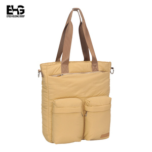 Sac fourre-tout minimaliste pour femme avec logo personnalisé, idéal pour les trajets urbains, le shopping et les voyages – Design polyvalent pour collection de <span class=keywords><strong>marque</strong></span> - Product Image 3