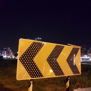 Letreros solares LED Tri-Chevron para carreteras - Product Image 3