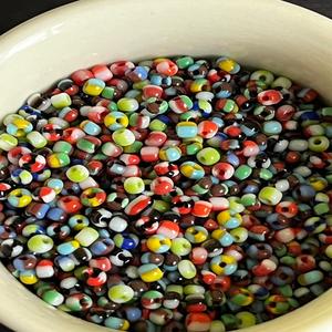 Vente en gros de perles Stripey en vrac, fabrication de bijoux, projets d'artisanat avec mélange rouge bleu vert vibrant, perles de verre cristal au chalumeau - Product Image 3