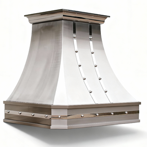 Prêt à être expédié : Hotte de cuisine murale en acier inoxydable architectural sur mesure avec moulure couronnée à rivets pour cuisine. - Product Image 2