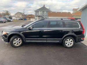 VOLVO XC70 3.2 4 portes Break d'occasion 2011 Sièges en cuir Volant à gauche Caméra de recul Phares à LED Toit ouvrant Euro III 8 airbags - Product Image 2