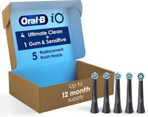 Cabezales de repuesto Oral-B IO Ultimate Clean para niños, paquete de 5, 4 para uso en hoteles y hogares, 1 para encías sensibles, color negro - Product Image 1