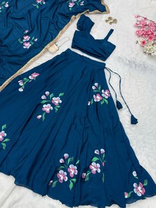 VASTRA COTTAGE Lehenga Choli en Chinon pur peint à la main avec un chemisier rembourré en Patta de toile, un dupatta en Chinon et une bordure en dentelle, vêtement de créateur - Product Image 5