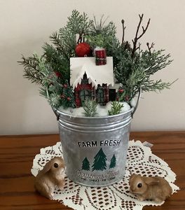 Seau de Noël en métal magnifiquement peint avec un design de bonhomme de neige festif du père Noël adapté au centre de table - Product Image 2