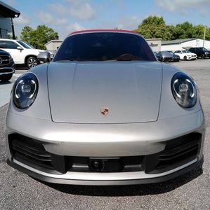 Vehículo Limpio 2025 Por-s-che 911 Carre-ra Cabrio-let 388-hp Flat-6, Paquete Sport Chrono, Interior Rojo Burdeos - Product Image 1