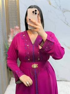 Vestido Kaftán Marroquí Tradicional Bordado de Talla Grande, Cuello en V, Maxi Crepé, Elegante y Lujoso, Ropa Étnica para Bodas y Ramadán - Product Image 1