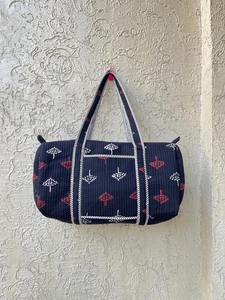 Bolsa de lona acolchada hecha a mano de lujo para deporte, bolsa de viaje duradera de gran capacidad de algodón con estampado en bloque - Product Image 5
