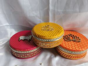 Caja de regalo Ladoo de acero inoxidable con brocado con diferentes diseños y patrones Festival Regalos a granel Mithai Favors - Product Image 2