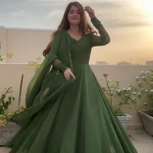 Hermoso vestido de diseñador con interior y dupatta con encaje - Product Image 1