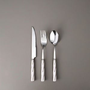 Ensemble de couverts artisanaux de style américain de 5 pièces avec poignées en forme de cœur de qualité supérieure en argent - Product Image 1