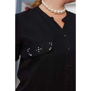 เสื้อเชิ้ตสีดำไซส์ใหญ่ มีกระเป๋าแบบมีฝาปิดและประดับด้วยหิน - Product Image 3