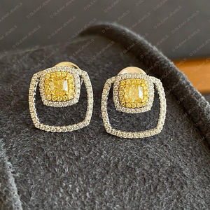 Boucles d'oreilles clous en or blanc avec moissanite jaune certifiée IGI, taille coussin, 40 pierres, style classique, pour mariage et fiançailles - Product Image 4