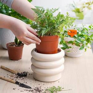 Maceta de Cerámica Esculpida de Primera Calidad con Diseño Espiral Único, Elegante Soporte Decorativo para Plantas de Interior, Construcción Duradera - Product Image 4