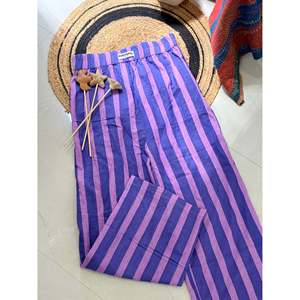 Pantalones Morados Suaves con Rayas Anchas, Tejido de Tela, Tabla de Tallas en la Descripción - Product Image 3