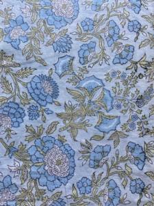 ผ้าฝ้ายพิมพ์ลายด้วยมือ ลายดอกไม้เต็มผืน |   ฐานสีฟ้าพาสเทลพร้อมดอกไม้สีน้ำเงินและสีเขียวมะกอก - Product Image 2