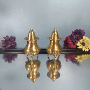 Juego de sal y pimienta de latón decorativo con textura hecha a mano y construcción duradera, ideal para uso en la cocina a largo plazo - Product Image 4