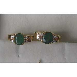 Pendientes Elegantes de Diamantes y Esmeraldas - Product Image 1