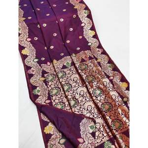 Sari en soie Banarasi riche et élégant avec bordure en zari doré pour les spectacles sur scène, collection festive - Product Image 2