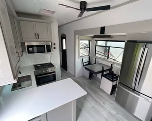 2025 2024 2026 Keystones Montana High Country 377FL Autocaravanas, Casas Rodantes y Remolques de Viaje - Product Image 3