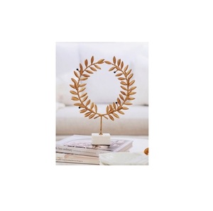 Sculpture décorative en métal de table abstraite avec finition dorée pour les manteaux d'étagères et les espaces de vie - Product Image 1