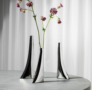 Vase à fleurs décoratif élégant en métal pour la décoration de bureau avec un design moderne artistique et une surface polie pour un look élégant - Product Image 4