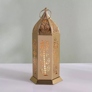 Lanterne élégante en métal doré avec motif palmier, forme haute, poignée robuste, lumière de bougie chaleureuse pour la décoration de maison de luxe - Product Image 1