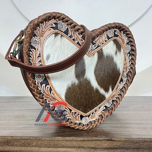 2025 personnalisé fabriqué à la main en forme de coeur en cuir de vachette sac à bandoulière Floral usiné Design à la mode luxe femmes sac à bandoulière - Product Image 1