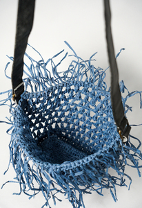 Sac à bandoulière bohème pour femme en raphia tressé et crocheté, écologique, avec pompons, bleu, léger, ouvert, pour l'été et les voyages en extérieur - Product Image 4