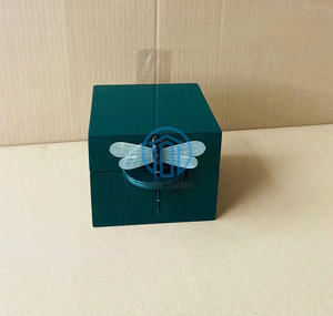 Caja de Almacenamiento de Lujo Artesanal en Verde Oscuro Lacado con Detalle de Libélula, Caja de Regalo de Lujo Hecha a Mano - Product Image 1