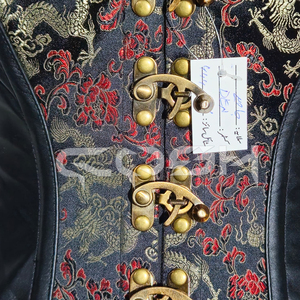 Corsé de cosplay overbust de brocado de dragón rojo con varillas en espiral, jacquard, ajuste ceñido, con ribetes de cuero y diseño extremadamente curvo. - Product Image 4