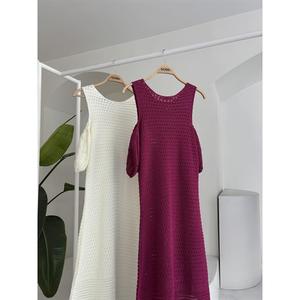 Vestido de punto transpirable 2862 con detalle en los hombros y falda con borlas, cintura natural - Product Image 1