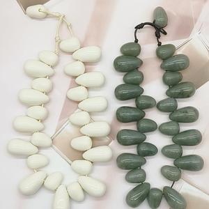 Collier élégant de perles en forme de larme en résine Bold Oversized Chunky Handmade Fashion Jewelry Light Statement Necklace for Women - Product Image 4