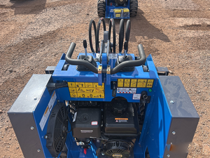 Minicargadora Compacta Azul MX-MR14 con Accesorio de Cucharón, Motor FPT, Hidráulica MOOG, Radio de Giro Corto - Product Image 4