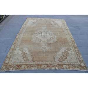 Tapis de 5,8 x 8,8 pieds, tapis turc vintage, tapis marron et blanc à motifs de plantes et d'arbres - Product Image 1