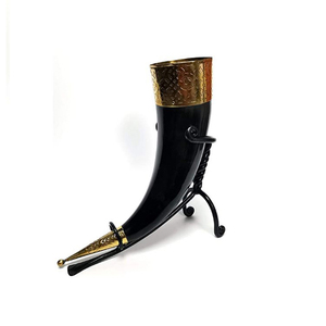 Juego de cuerno de chupito vikingo de calidad impresionante con soporte Artesanía natural pulida de un proveedor de renombre - Product Image 1