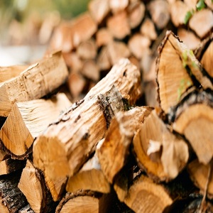 Compra leña de madera dura Brennholz haya roble 33cm secado al horno perfecto para estufas de barbacoa chimeneas entrega rápida disponible - Product Image 1