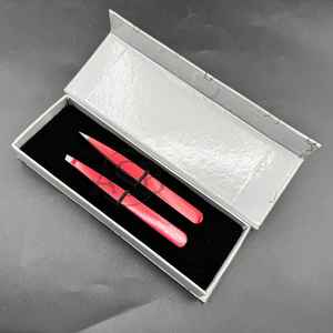 Pinzas para cejas de acero inoxidable rojo de calidad profesional Diseño puntiagudo inclinado con logotipo personalizado para uso de belleza Afilado sostenible - Product Image 3