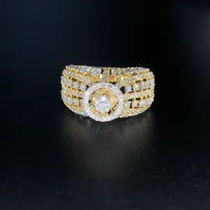 Bague en or de luxe ornée de diamants détaillés et d'un diamant solitaire central idéal pour les rassemblements élégants