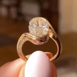 แหวนเพชรโมอิสซาไนต์ทองคำ 10K คุณภาพพรีเมียม เครื่องประดับชั้นดีสำหรับงานแต่งงานหรืองานหมั้น มีจำหน่ายในราคาส่งออก - Product Image 1