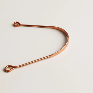 Nettoyant lingual en cuivre durable pour une routine de soins bucco-dentaires éco-responsable, soutenant un choix d'hygiène naturelle réutilisable - Product Image 2