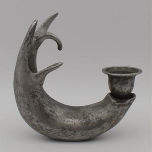 Portavelas de cuerno de Reno fundido de aluminio decorativo con detalles grabados, acento de oferta artesanal hecho a mano - Product Image 2